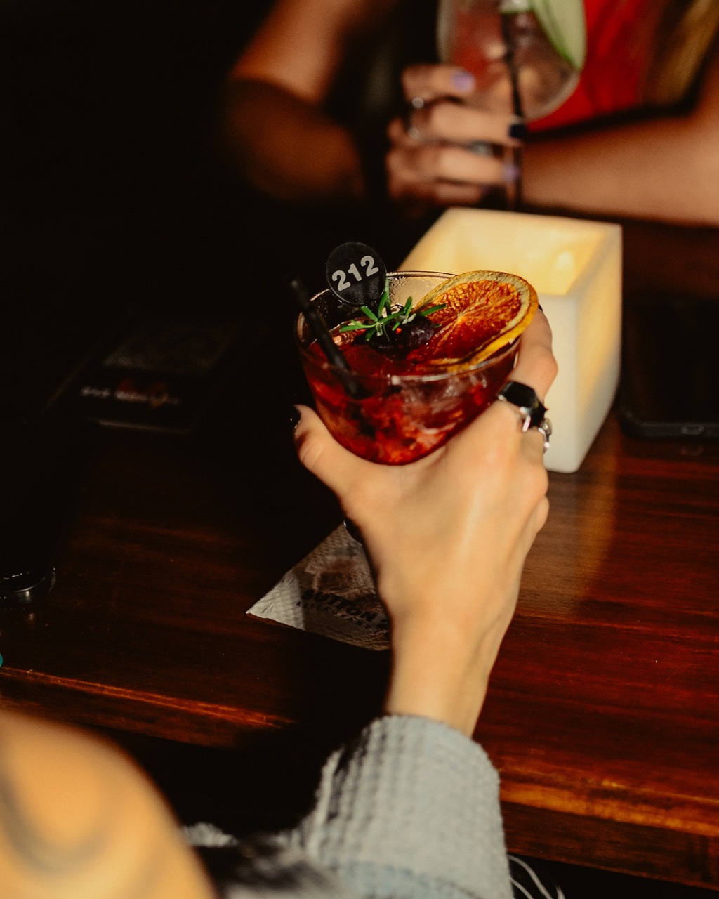 mujer con trago en la mano