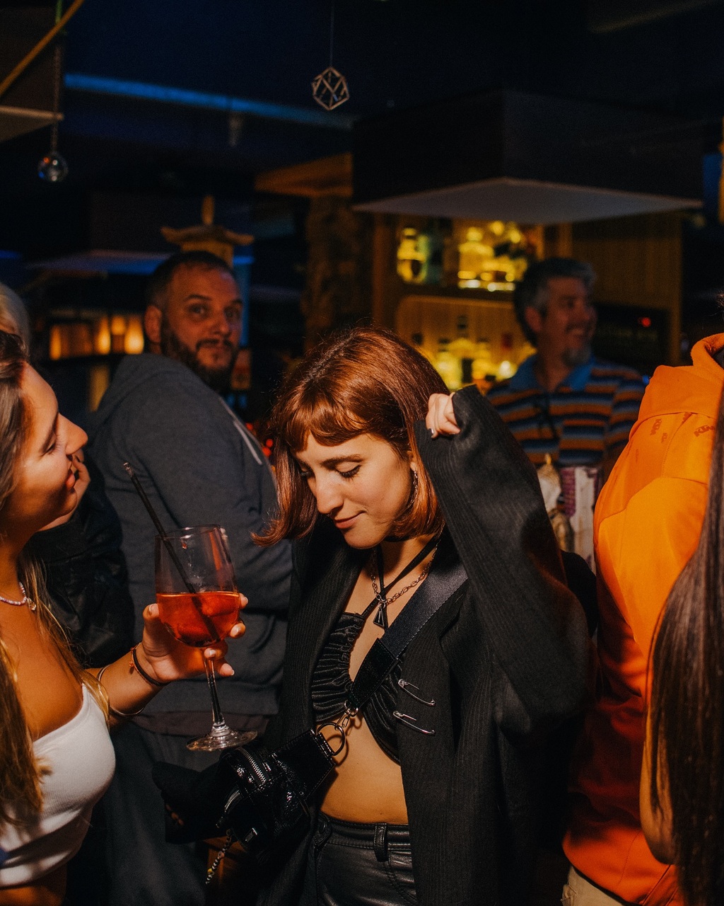 personas bailando con trago en mano